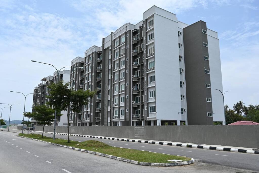 Full Moon Apartment Kuah Esterno foto